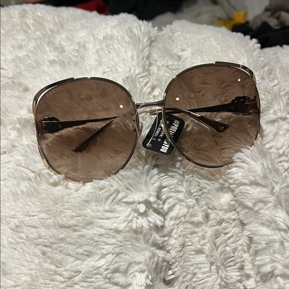 Gucci Women's Sunglasses with Gold Frame - Picture 5 of 7